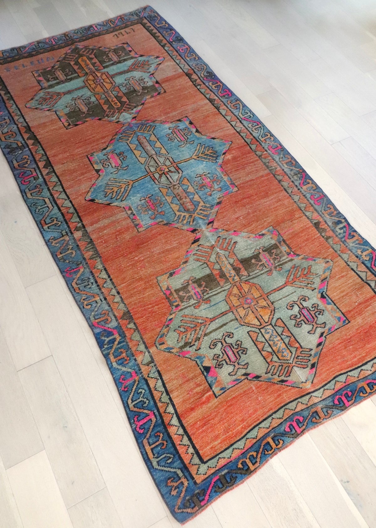 Leon 5'1" x 10'6"