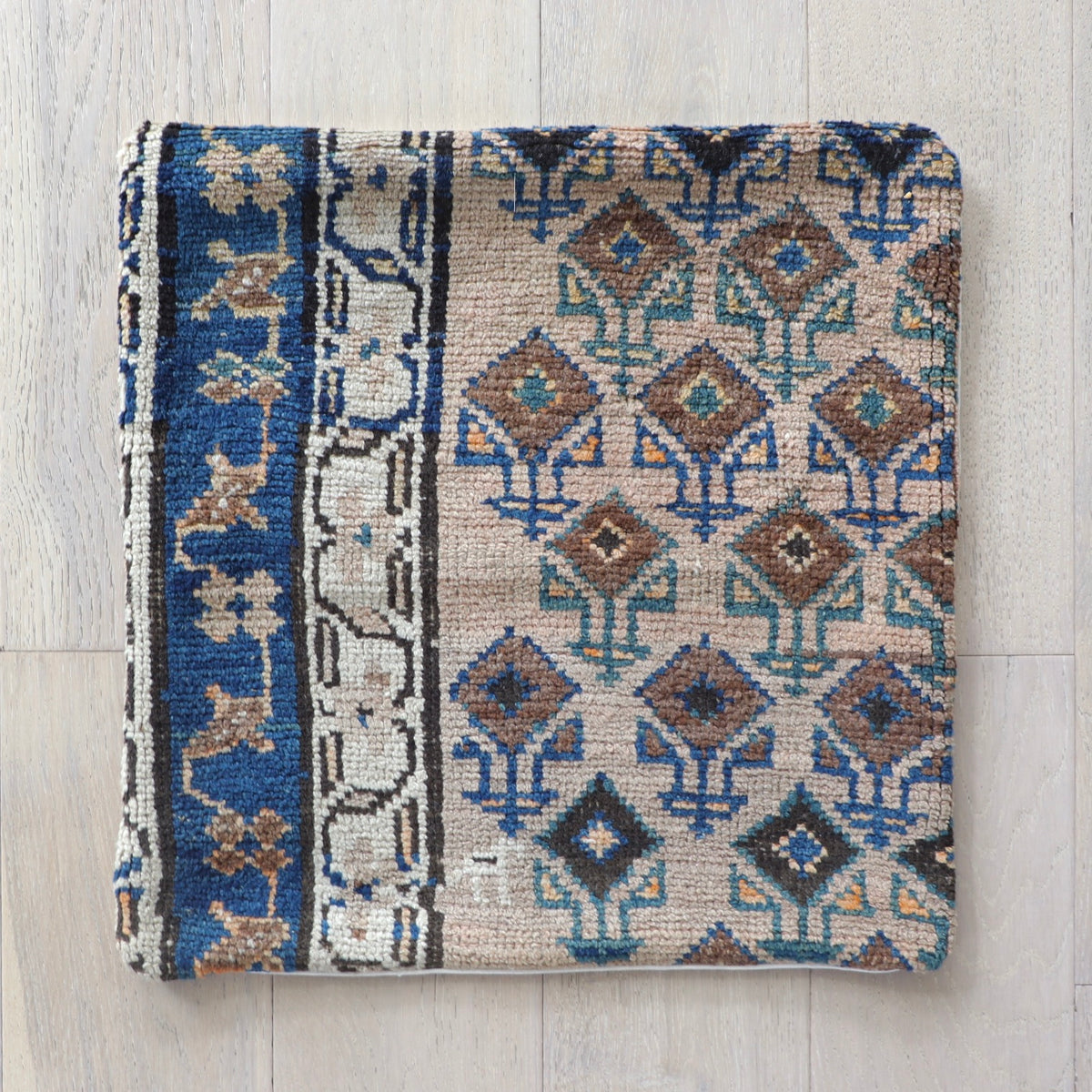 Malayer pillow no. 204