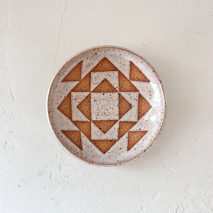 Geometric plate