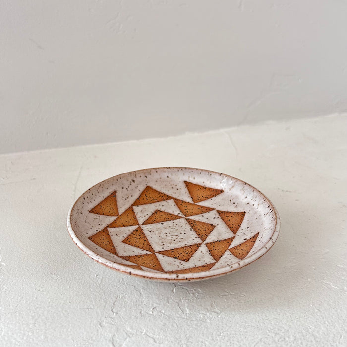 Geometric plate