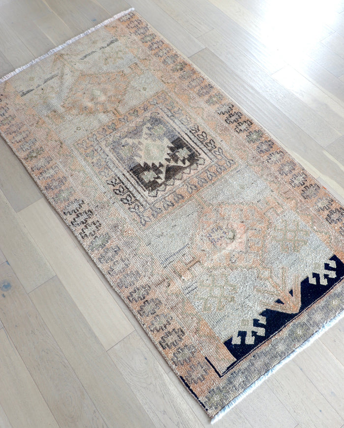 Zora 4'3" x 8'3"