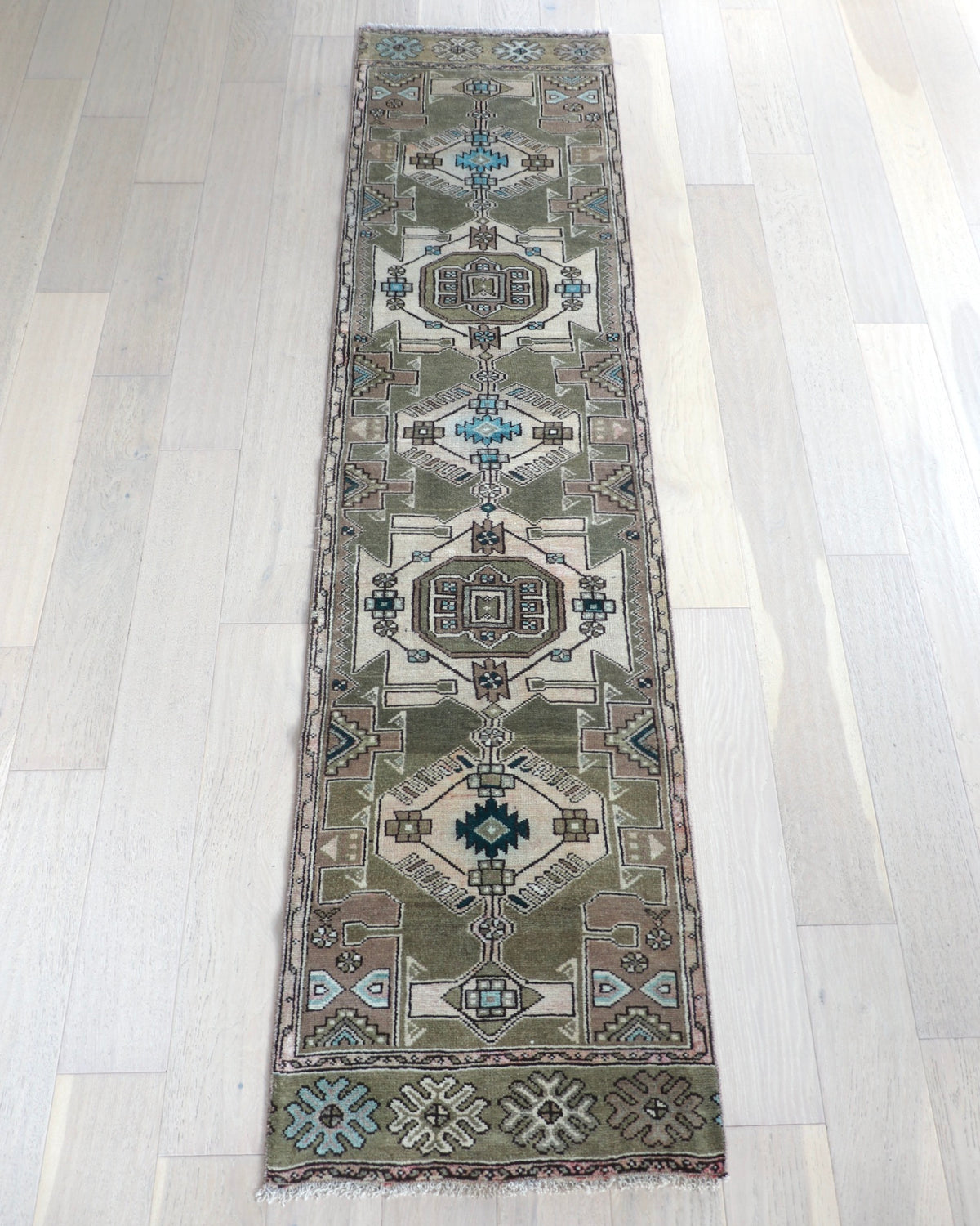 Inez 2'2" x 9'4"