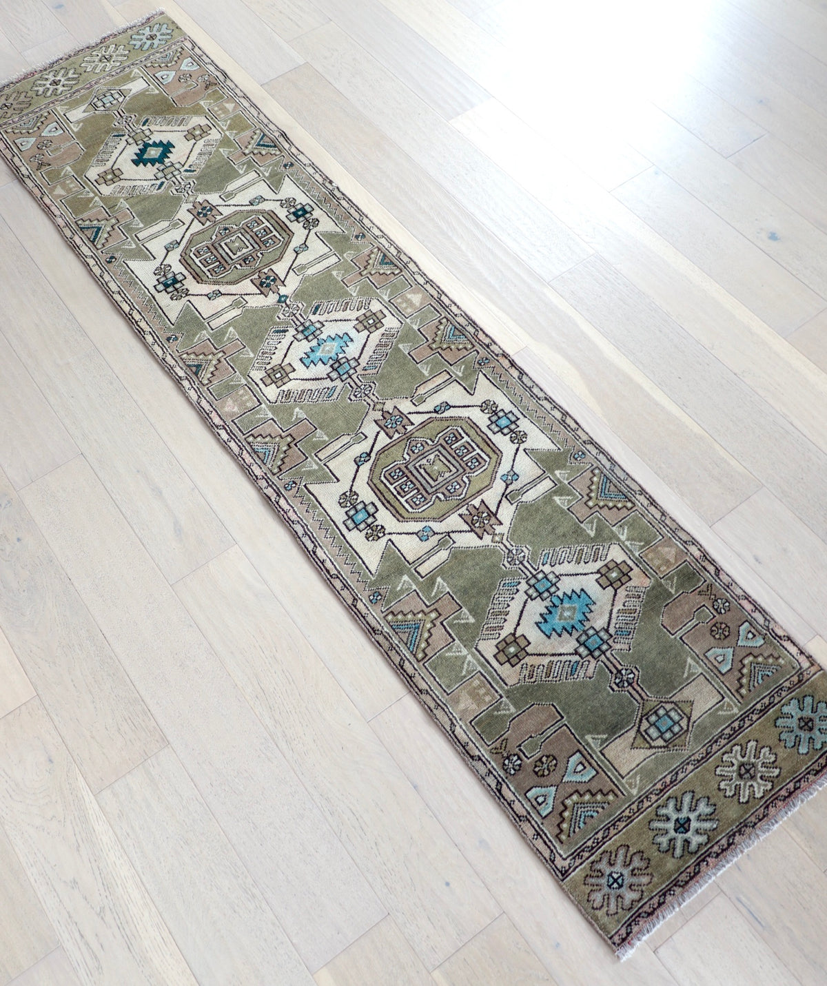 Inez 2'2" x 9'4"