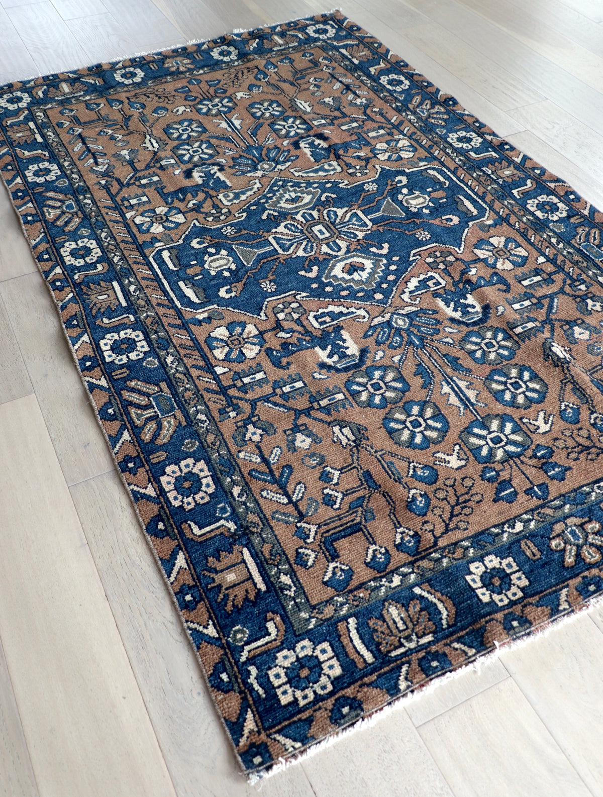 Alma 4'4" x 7'1"