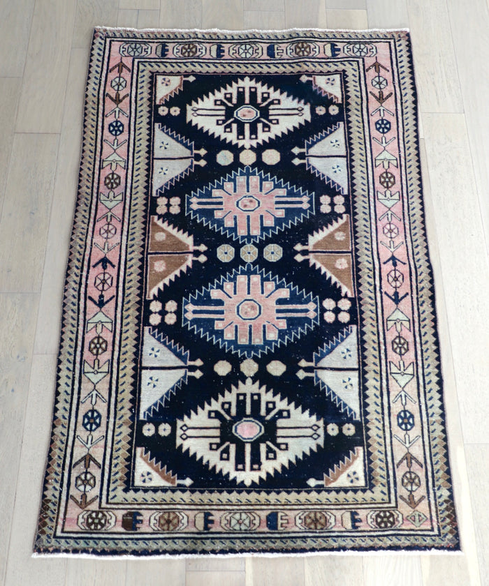 Marius 4'1" x 6'3"